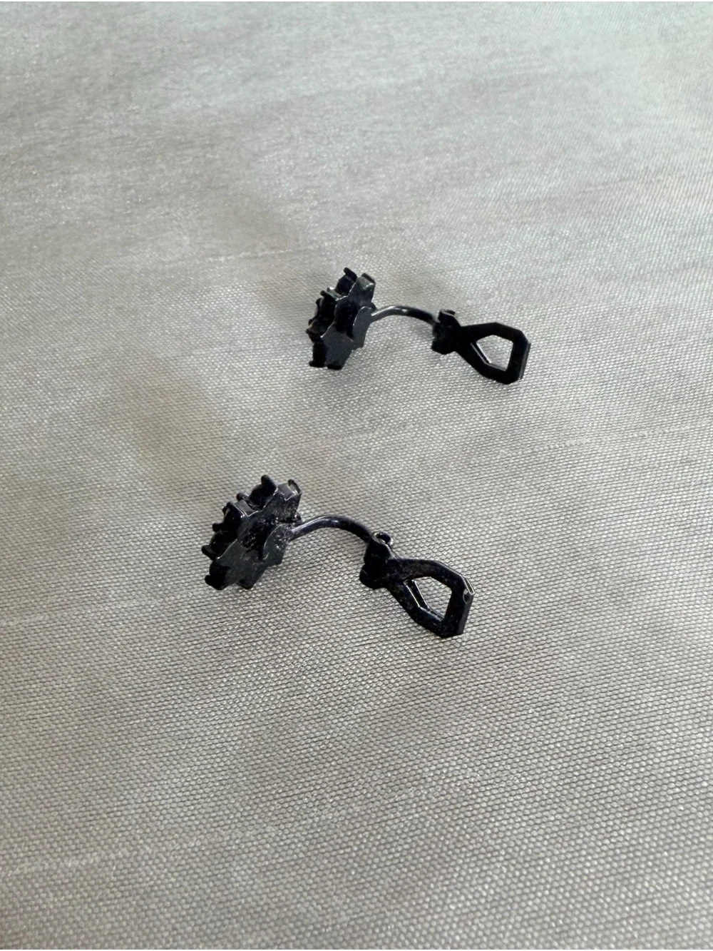 Women's Flower Stud Fashion Earrings Rhinestones Gun Metal Gray Unbranded